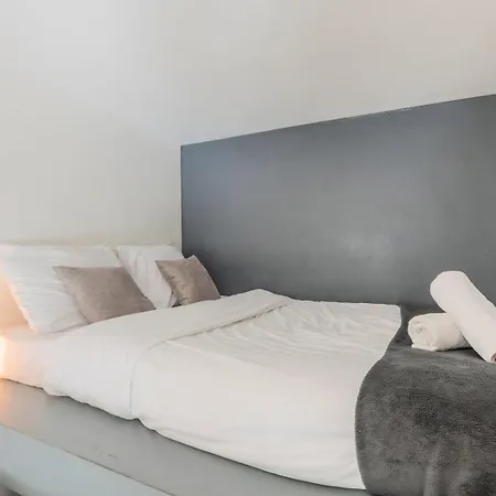 Apartment Studio Avec Terrasse A Cote Du Tramway + Parking *