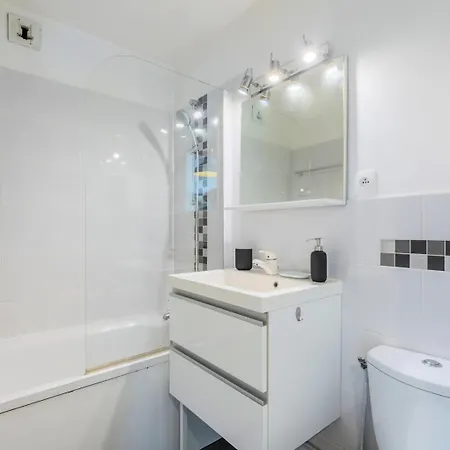 Apartment Studio Avec Terrasse A Cote Du Tramway + Parking *